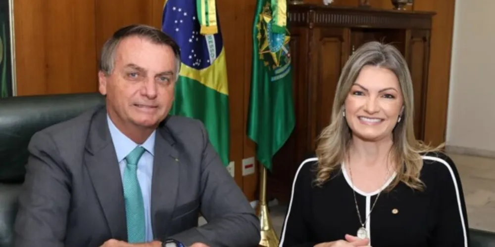 Presidente Jair Bolsonaro (à esquerda) e deputada Aline Sleutjes (à direita).