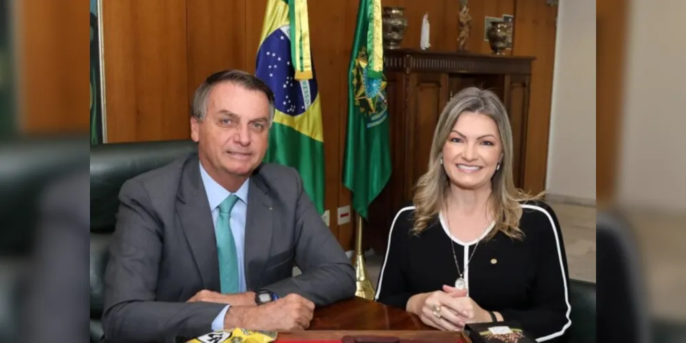 Presidente Jair Bolsonaro (à esquerda) e deputada Aline Sleutjes (à direita).