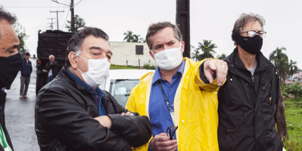 Representantes da Cohapar estiveram no município para vistoriar obras