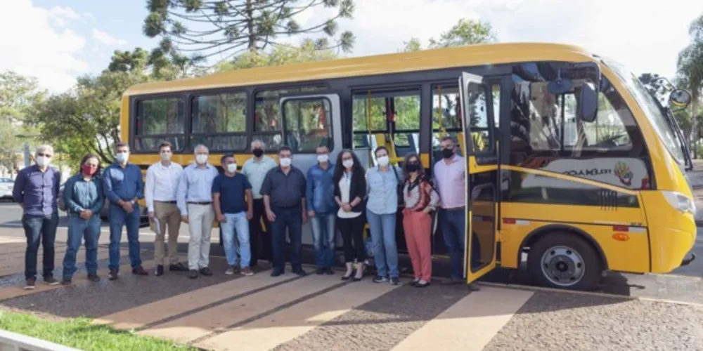 Veículo adaptado beneficiará estudantes que residem em localidades mais afastadas