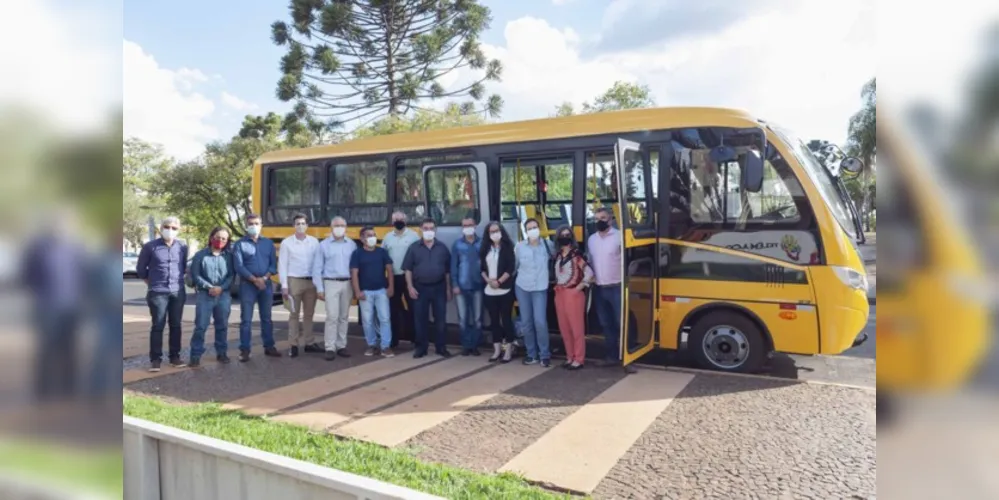 Veículo adaptado beneficiará estudantes que residem em localidades mais afastadas