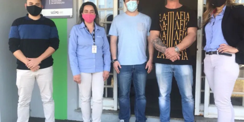 O Diretor Geral da PACCAR Financial, João Petry, juntamente do Controller da DAF Caminhões, Anderson Haiducki, e Jeanette Jacinto, Diretora de Recursos Humanos da DAF Caminhões estiveram na UTFPR, unidade de Ponta Grossa, para a entrega de servidores.