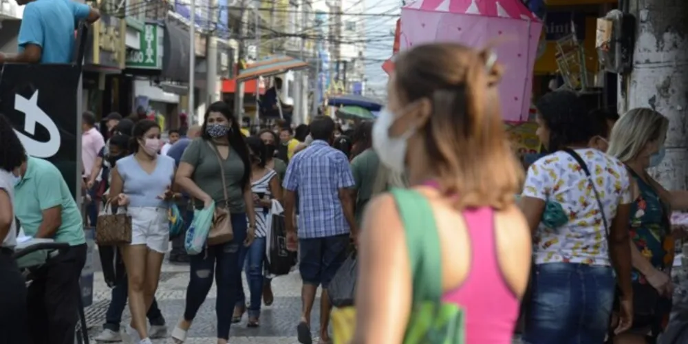 No Paraná, é obrigatório o uso de máscaras em locais públicos, abertos ou fechados.