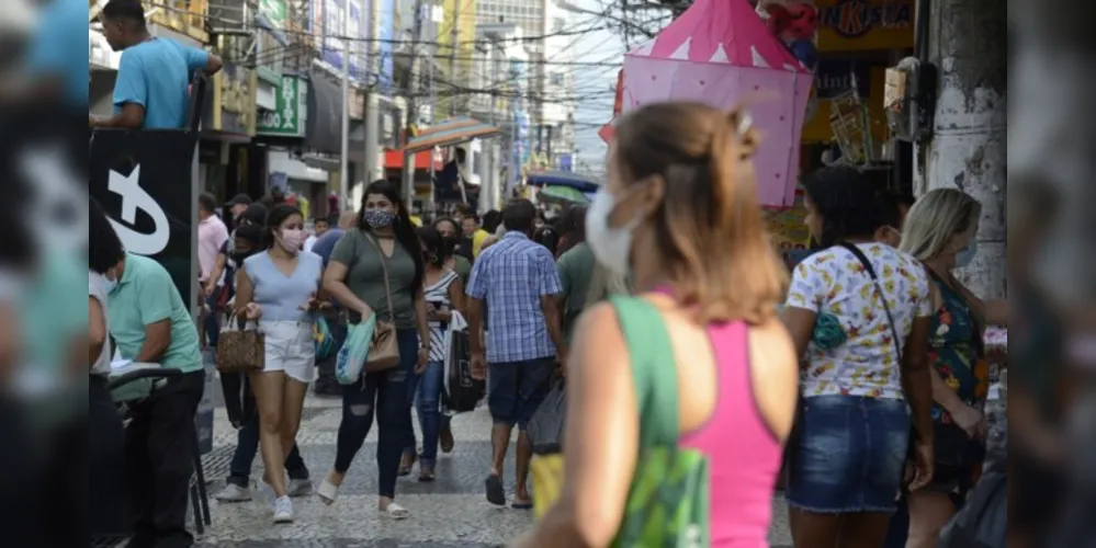 No Paraná, é obrigatório o uso de máscaras em locais públicos, abertos ou fechados.