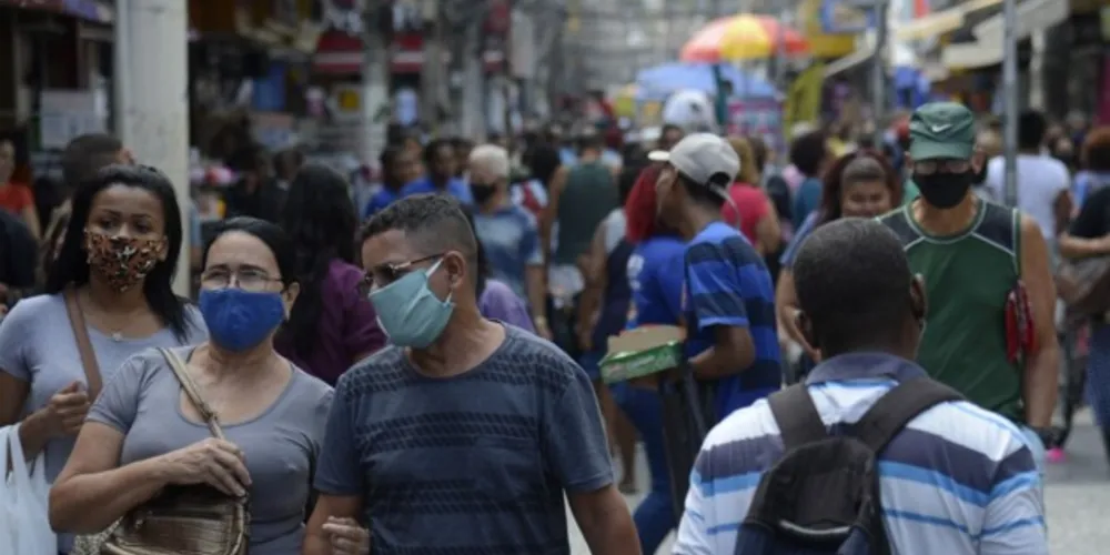 Uso de máscaras em ambientes abertos fica de escolha da população.