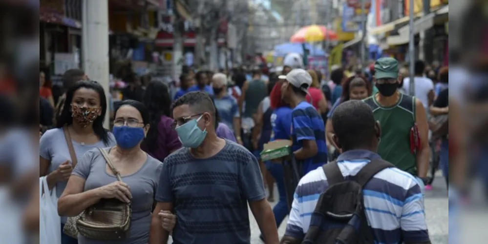 Uso de máscaras em ambientes abertos fica de escolha da população.