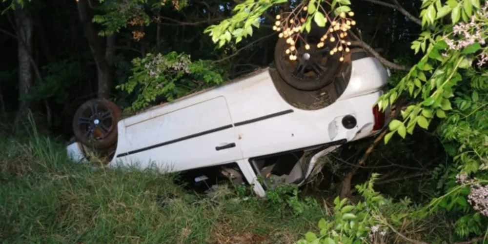 Veículo capotou após o motorista perder o controle do carro