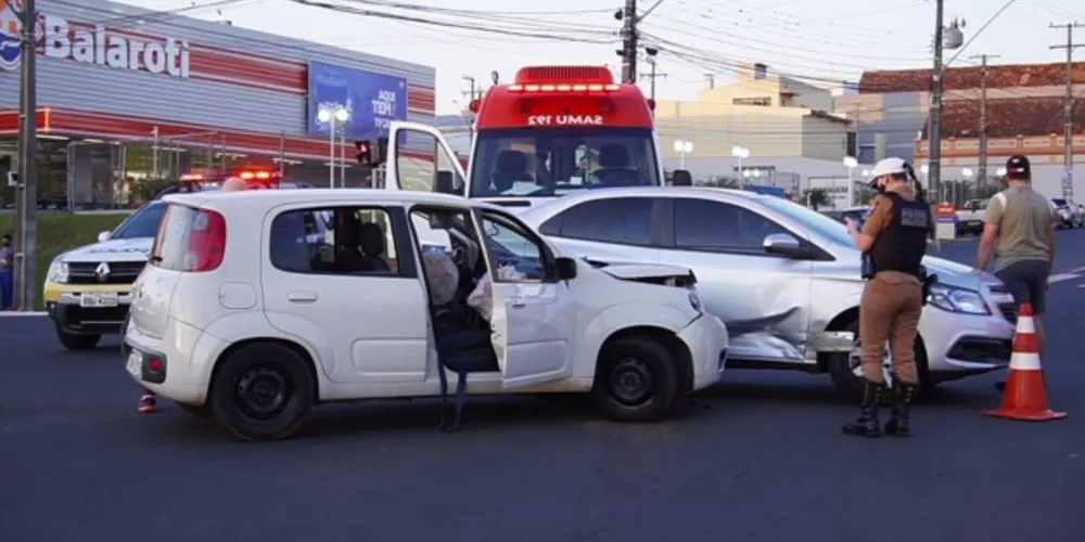 Colisão entre dois automóveis travou o trânsito em cruzamento super movimentado de PG