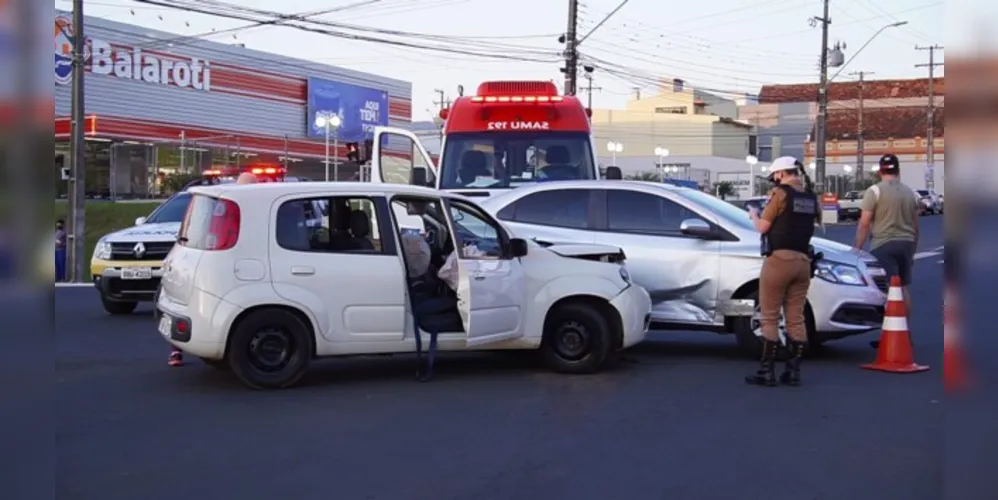 Colisão entre dois automóveis travou o trânsito em cruzamento super movimentado de PG