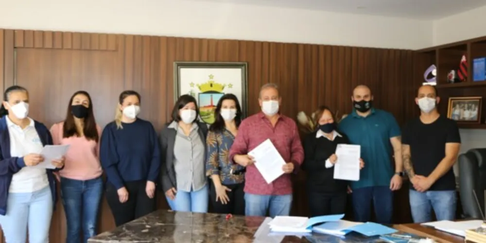 refeito Moacyr Fadel (Patriota) esteve presente durante a assinatura dos termos de fomento nesta terça-feira (17