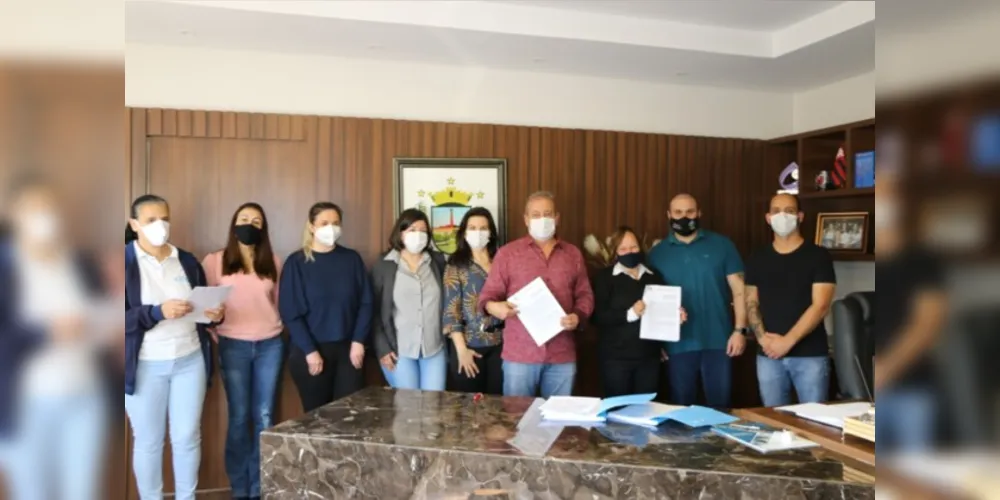 refeito Moacyr Fadel (Patriota) esteve presente durante a assinatura dos termos de fomento nesta terça-feira (17