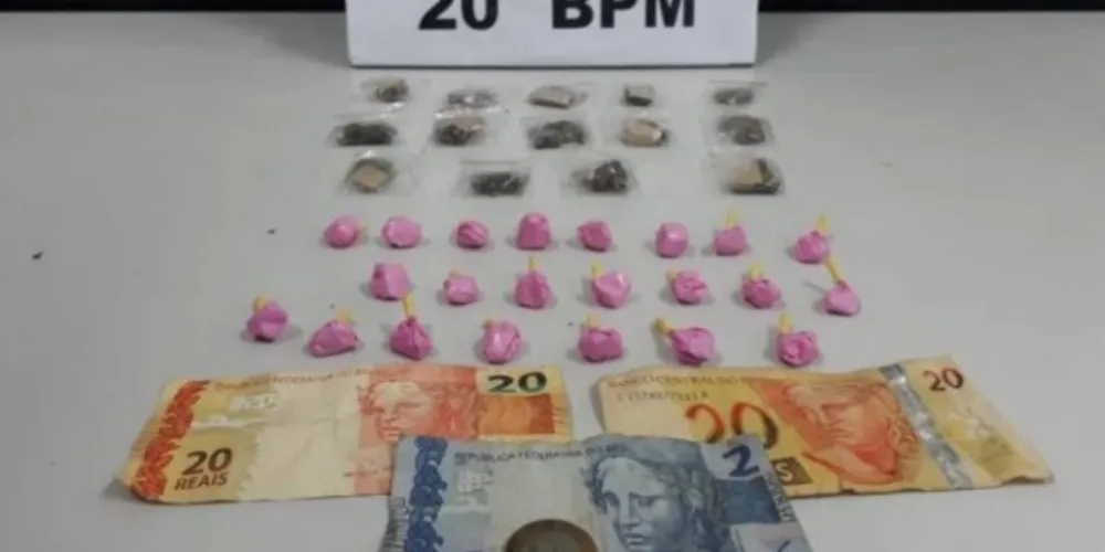 Polícia Militar encontrou buchas de cocaína e maconha em um poste de iluminação nesta quarta-feira (18)
