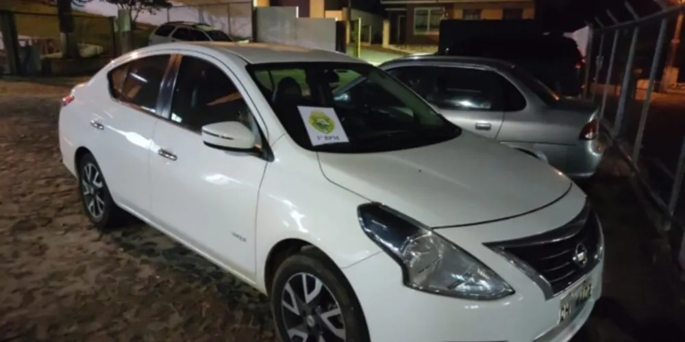 Equipe policial avistou o automóvel transitando em atitude suspeita na Rua Jabuticabeira
