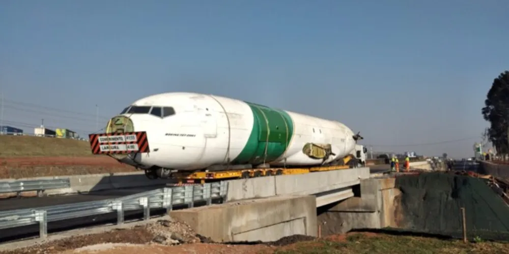 Ao todo dois caminhões utilizados na operação. Um deles carrega a estrutura da aeronave. O outro está com as asas