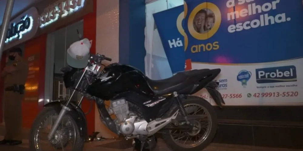 Acidente ocorreu na noite deste sábado (21)