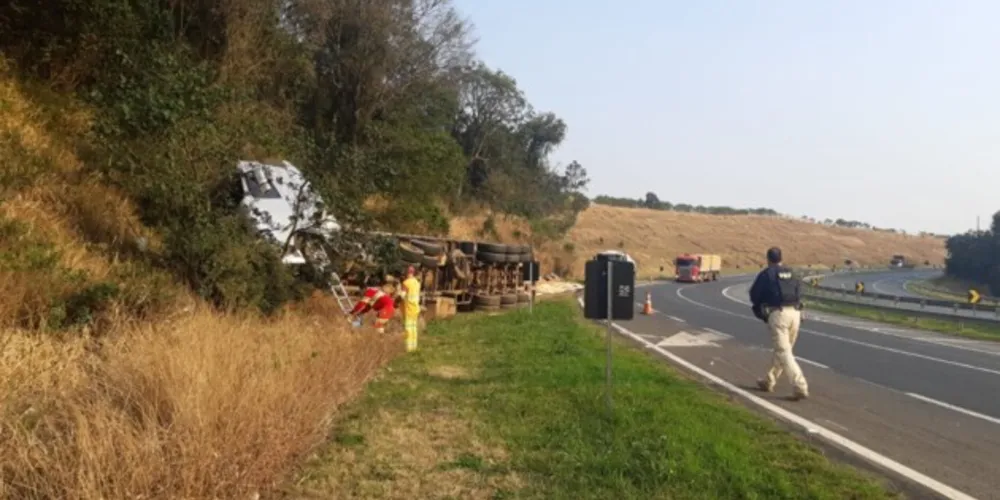 Acidente foi registrado no km 450 da BR-376, próximo ao município de Tibagi, região dos Campos Gerais