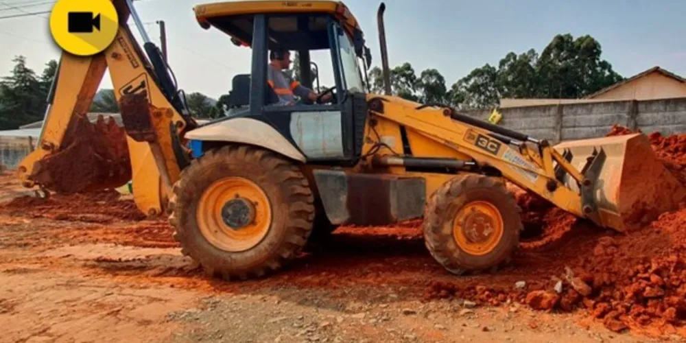 Moradores comemoram chegada do asfalto em rua do Shangrilá