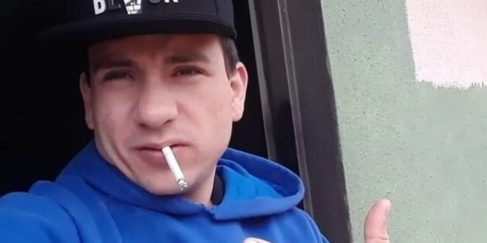 Jovem de 26 anos foi alvejado por mais de 40 tiros, na Rua Xingú, ao lado de um campo society na cidade