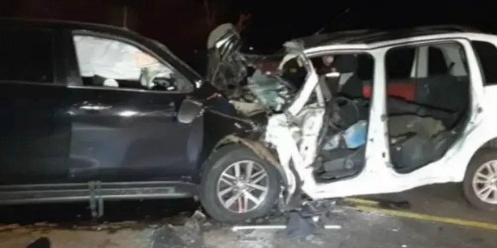 Colisão envolveu um Fiat Idea e uma caminhonete Hilux