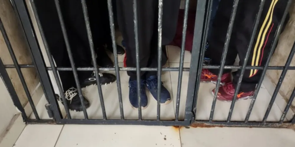 Jovens encontrados em festa clandestina foram levados à delegacia