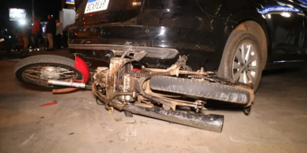 Acidente ocorreu na entrada de um estacionamento durante a madrugada deste domingo (5)