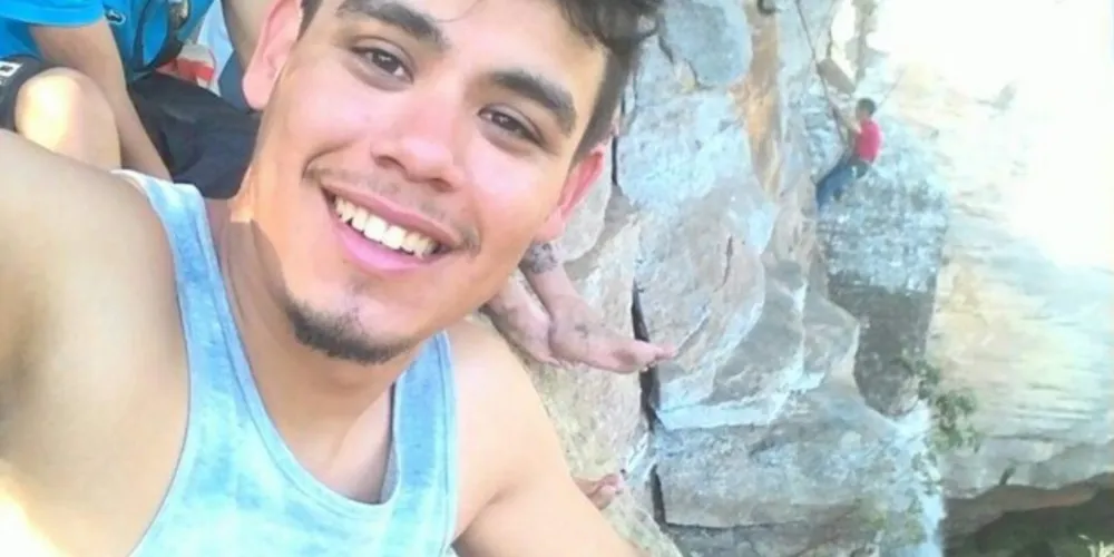 Homem de 27 anos morreu com um choque elétrico enquanto podava uma árvore na chácara do seu irmão, em Itaiacoca