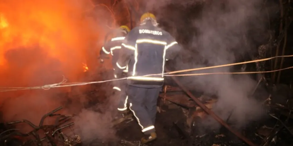 Incêndio atingiu casa nesta segunda (06). Apesar do proprietário não ter se ferido, seu cachorro morreu queimado