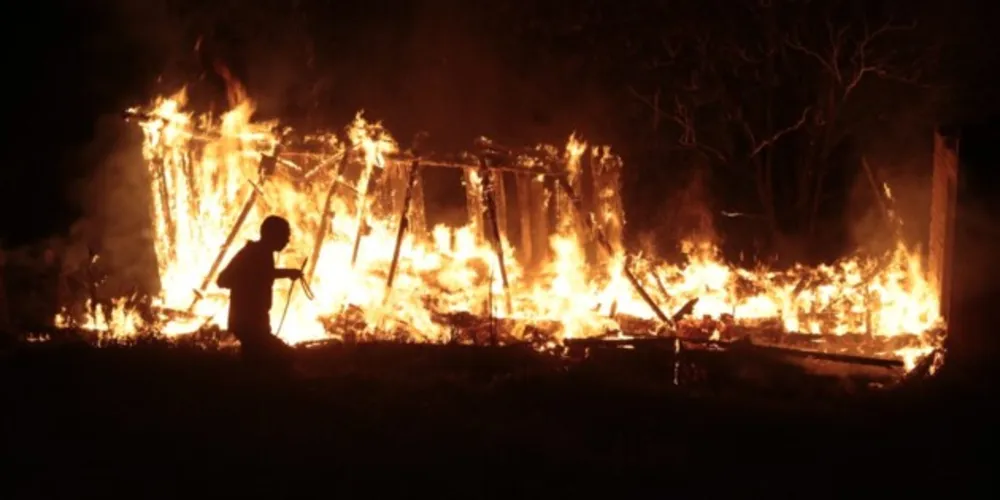 Incêndio aconteceu na noite desta terça-feira (07). Dona da residência desconfia de ato criminoso