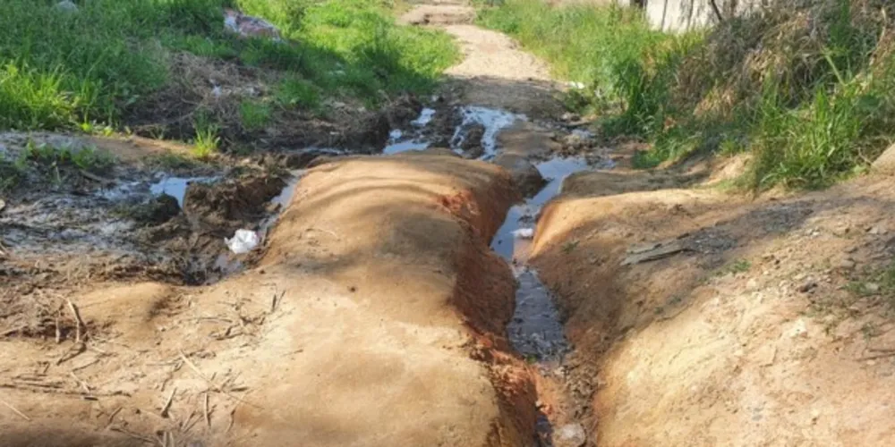 Moradores do Parque Auto Estrada, na região do Contorno, em Ponta Grossa, relatam que veículos não passam pelas ruas e quem anda a pé pode cair e se machucar