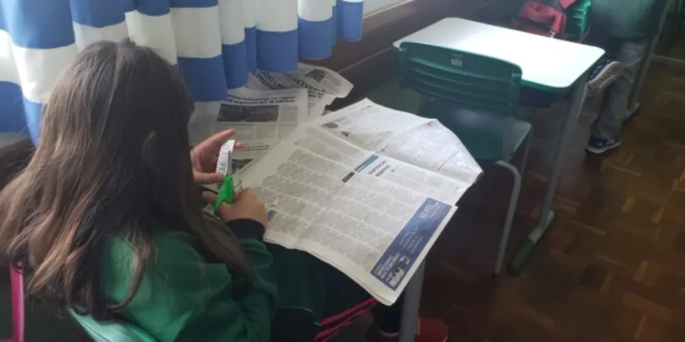 Recortes, colagens, estudo e produções marcaram ações em sala de aula