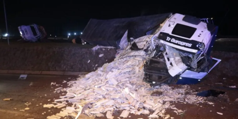 Batida ocorreu na noite deste sábado (11), no Distrito Industrial. Cargas de madeira e telhas ficaram espalhadas pela via