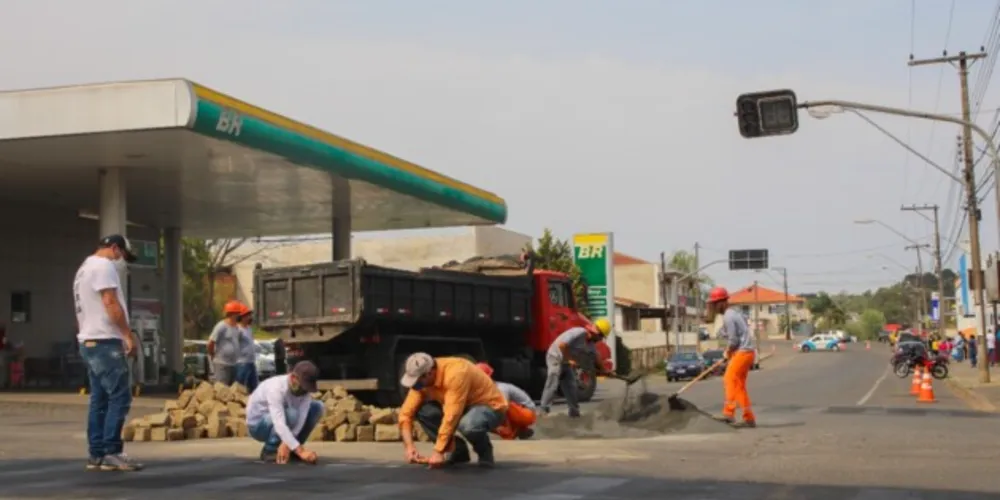 Nova rotatória começou a ser instalada nesta segunda-feira (13)