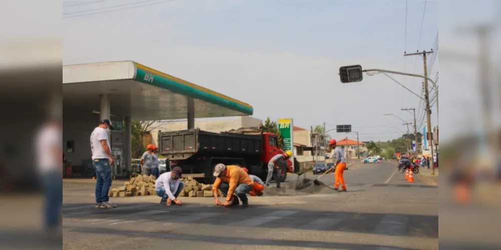 Nova rotatória começou a ser instalada nesta segunda-feira (13)
