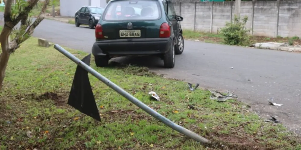 Um dos veículos atravessou a preferencial, atingindo o outro carro que seguia em direção ao bairro de Uvaranas, em Ponta Grossa