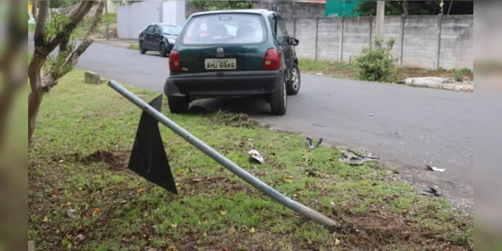 Um dos veículos atravessou a preferencial, atingindo o outro carro que seguia em direção ao bairro de Uvaranas, em Ponta Grossa
