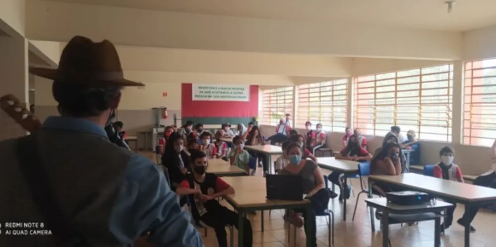 São espetáculos com declamação de poesia, música autoral e teatro de fantoche que contribuem para o conhecimento e valorização da cultura paranaense.