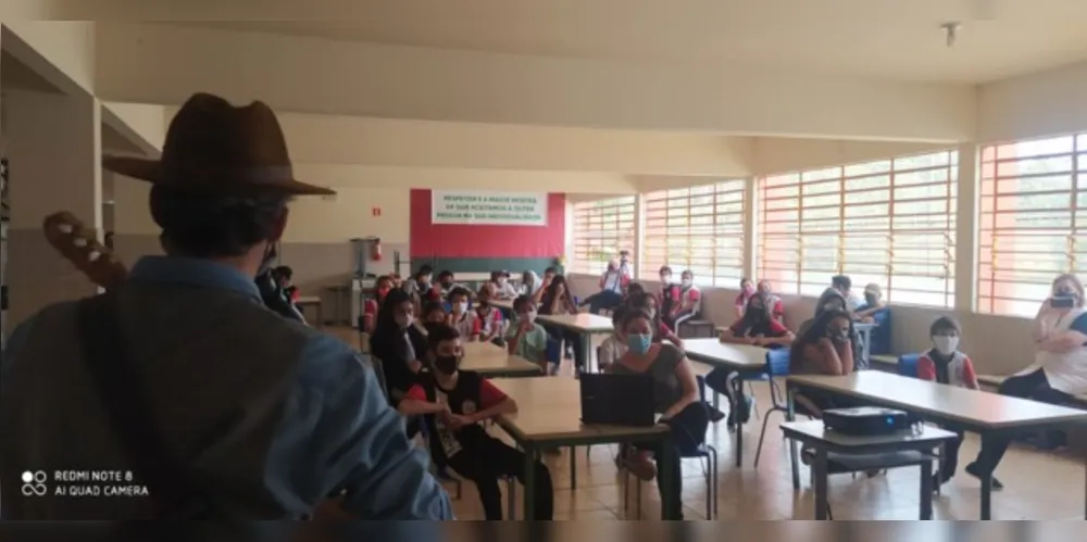 São espetáculos com declamação de poesia, música autoral e teatro de fantoche que contribuem para o conhecimento e valorização da cultura paranaense.