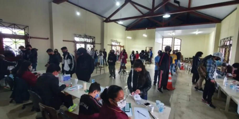 Jovens passando pela triagem