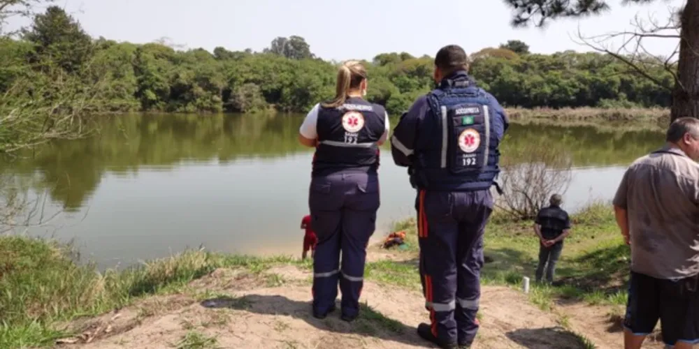 Equipes de socorro prestam atendimento em uma lagoa localizada nas proximidades da Masisa