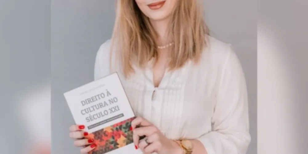 Bárbara publicou seu livro recentemente. Em outubro, versão física deve estar disponível para compra