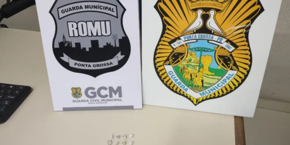 Uma certa quantidade de crack foi apreendida pela equipe ROMU Bravo 