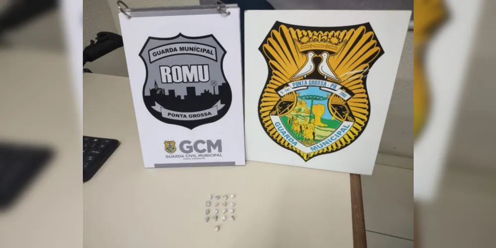 Uma certa quantidade de crack foi apreendida pela equipe ROMU Bravo 