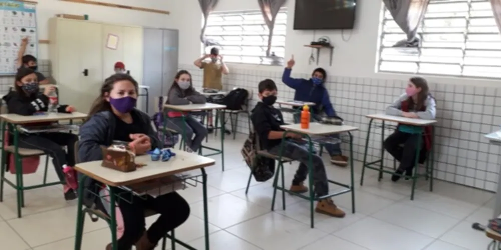 Regras foram definidas, como levantar a mão para a fala, possibilitando o debate em sala