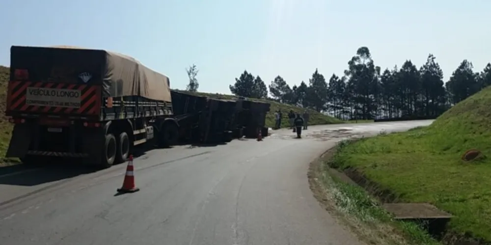 Imagem ilustrativa da imagem Caminhão com carga tóxica tomba em rodovia de Tibagi