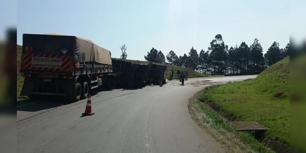 Imagem ilustrativa da imagem Caminhão com carga tóxica tomba em rodovia de Tibagi