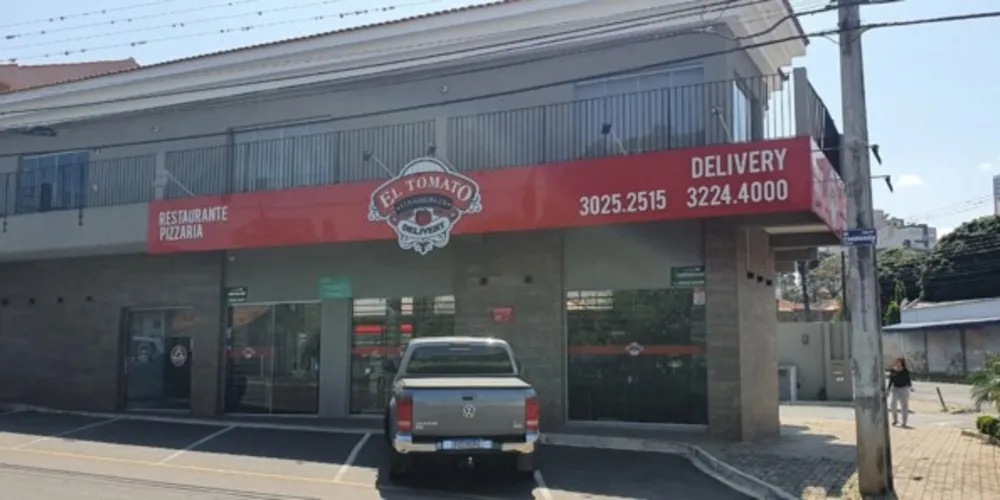 Restaurante serve almoço e janta de segunda a domingo. E de terça a domingo, durante a noite, pizzas, porções e chopp Strasburguer. Sábado e domingo o cardápio é feijoada e churrasco, respectivamente