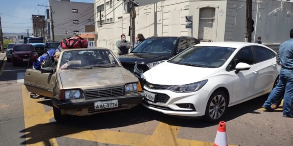 Três veículos colidiram nesta quinta-feira no centro de Ponta Grossa. Um dos motoristas ficou ferido e foi encaminhado para o PSM