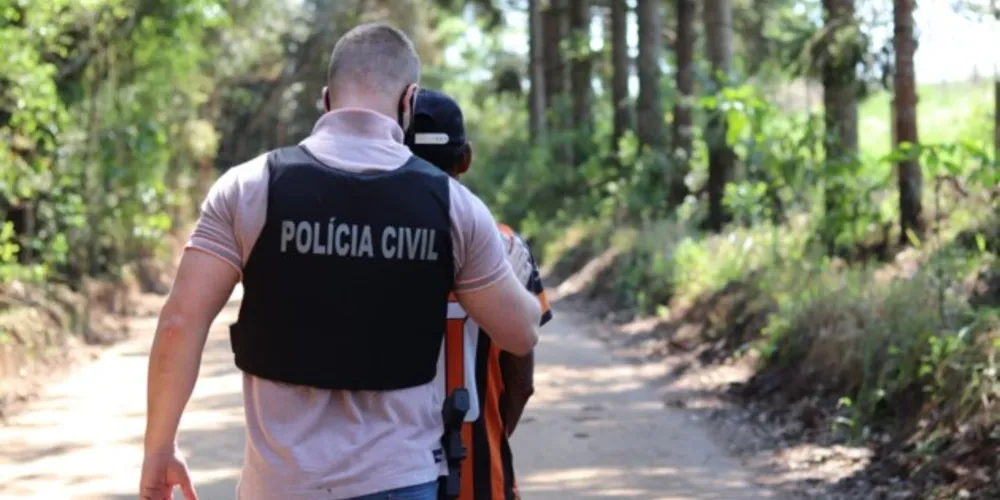 Crime ocorria quando a mãe das crianças viajava para realizar tratamento de saúde. O caso foi registrado nos Campos Gerais