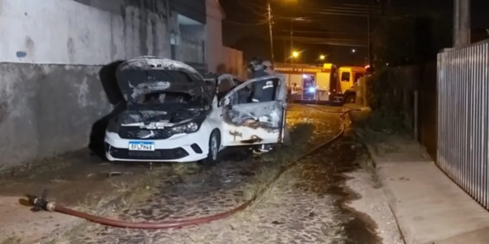 Motorista de aplicativo foi rendida pelos assaltantes e teve o veículo roubado na madrugada deste sábado (25)