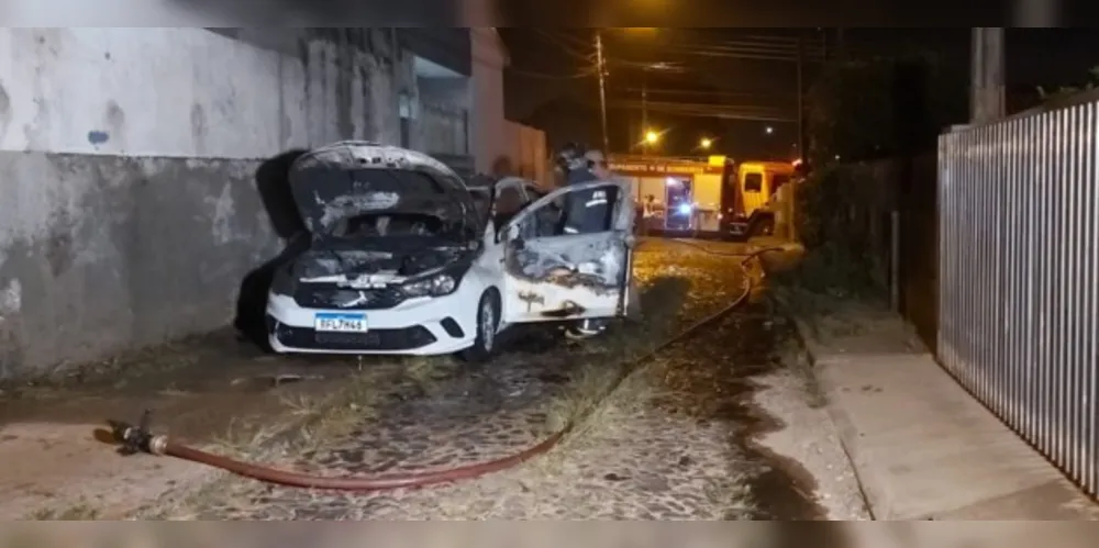 Motorista de aplicativo foi rendida pelos assaltantes e teve o veículo roubado na madrugada deste sábado (25)